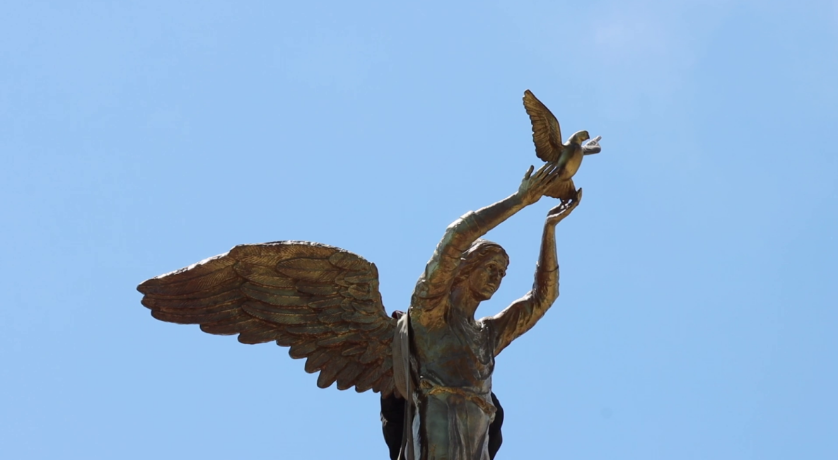 На набережной Амурска появился бронзовый «Ангел-хранитель Добра и Мира»
