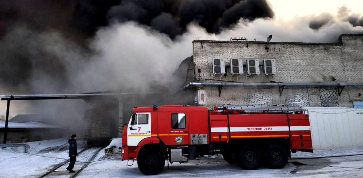 Сильный пожар на складах тушат в Комсомольске-на-Амуре