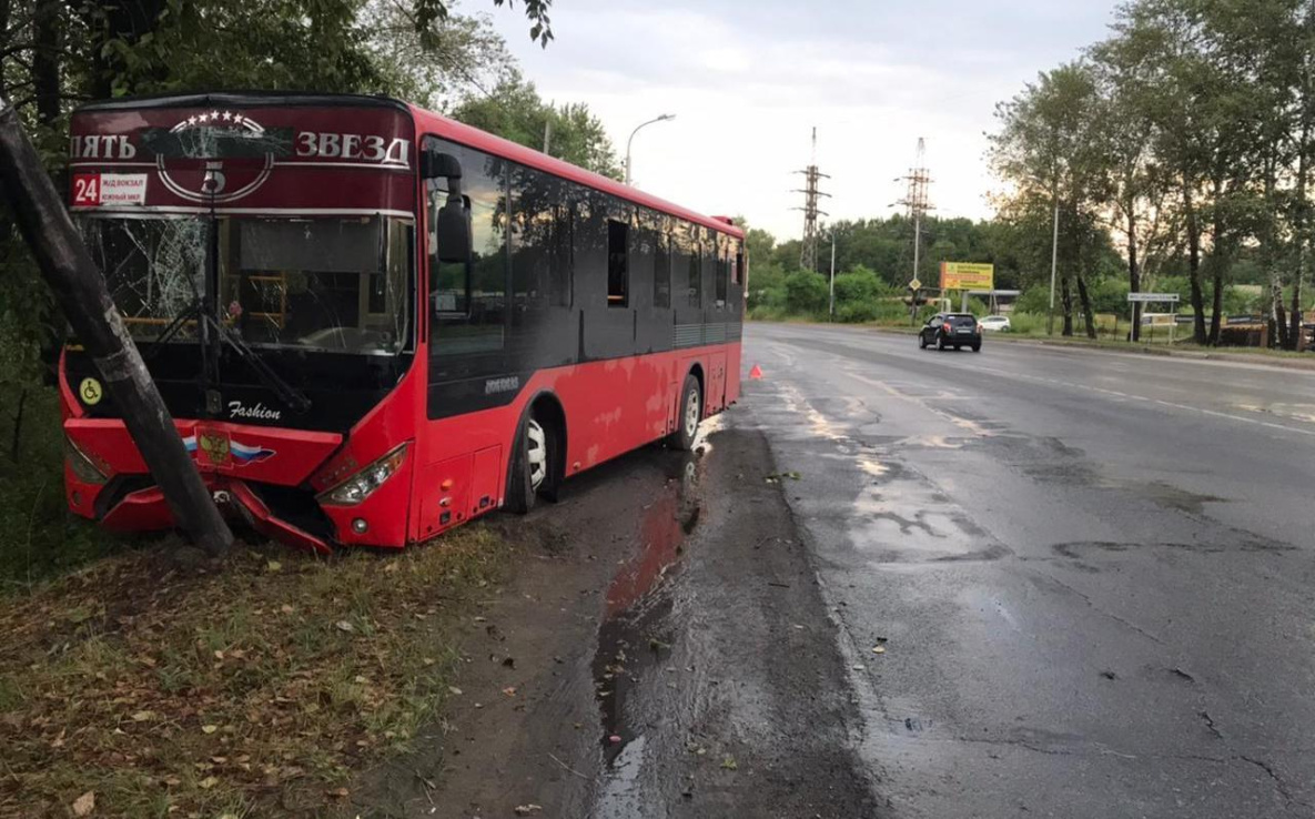 В Хабаровске пассажиры пострадали в аварии с рейсовым автобусом
