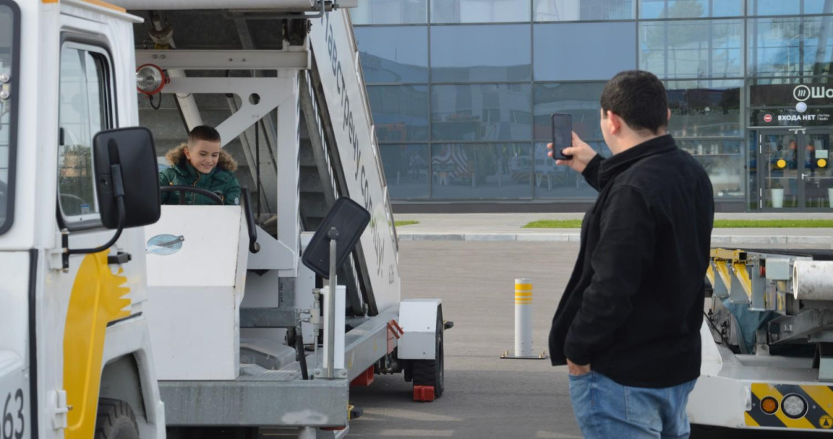 Пассажиры в аэропорту Хабаровска  «оккупировали» спецтехнику