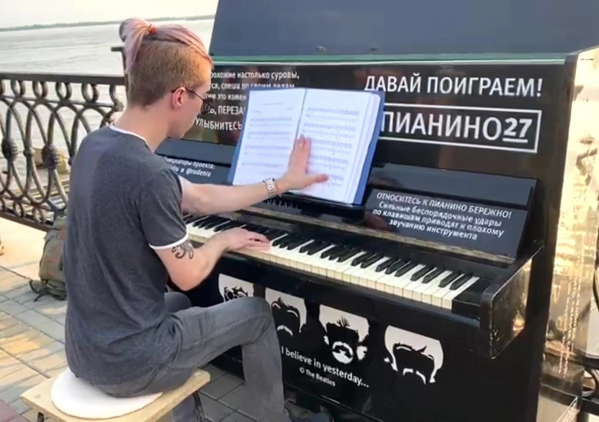 Хабаровчане заменили разгромленное пианино на набережной Амура 