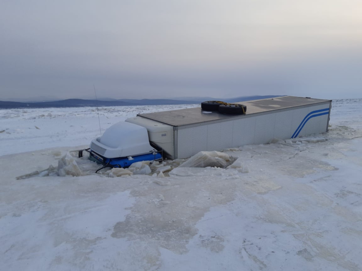 Грузовик провалился под лед на переправе в Николаевске-на-Амуре