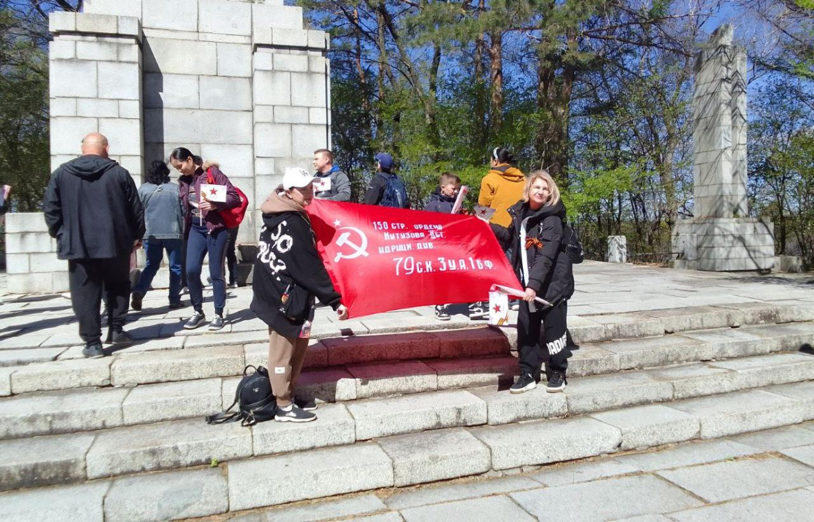 Хабаровские туристы в Фуюане почтили память советских воинов