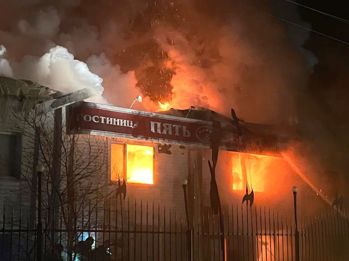 Гостиницу «Пять звёзд» тушат пожарные в райцентре на севере Хабаровского края
