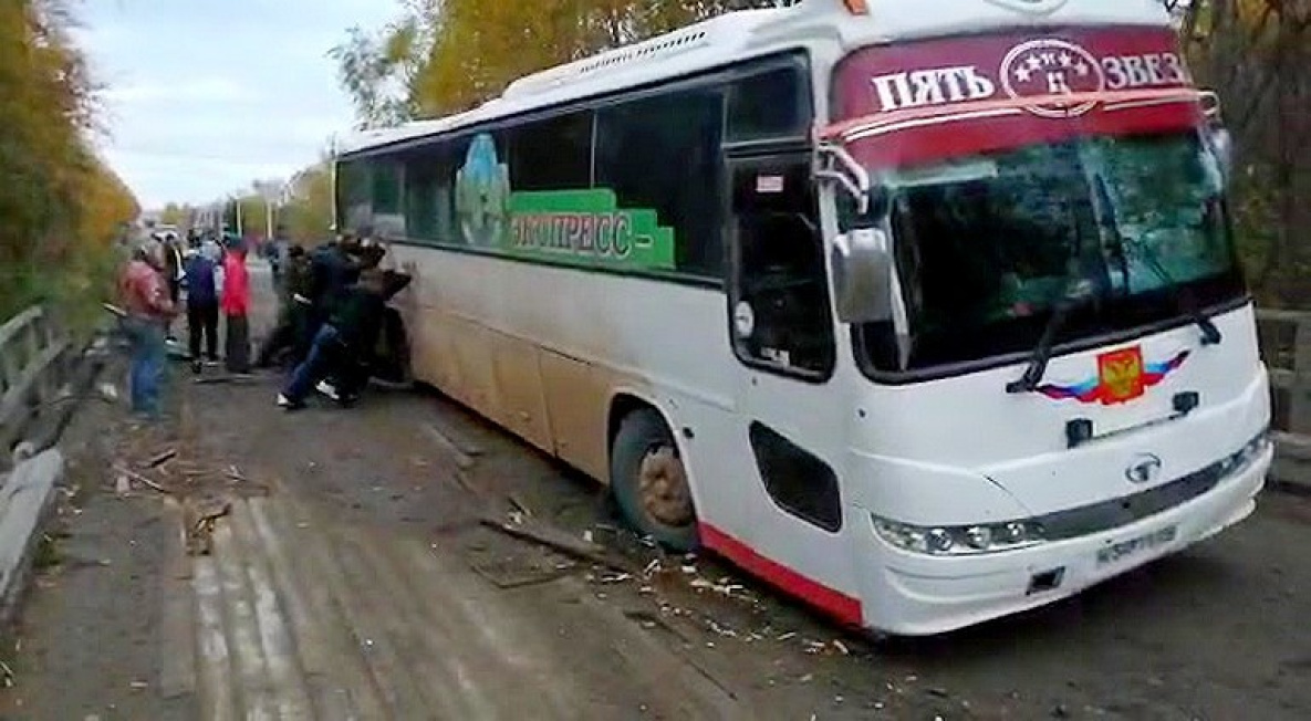 В Хабаровском крае пассажиры вытащили застрявший на мосту автобус