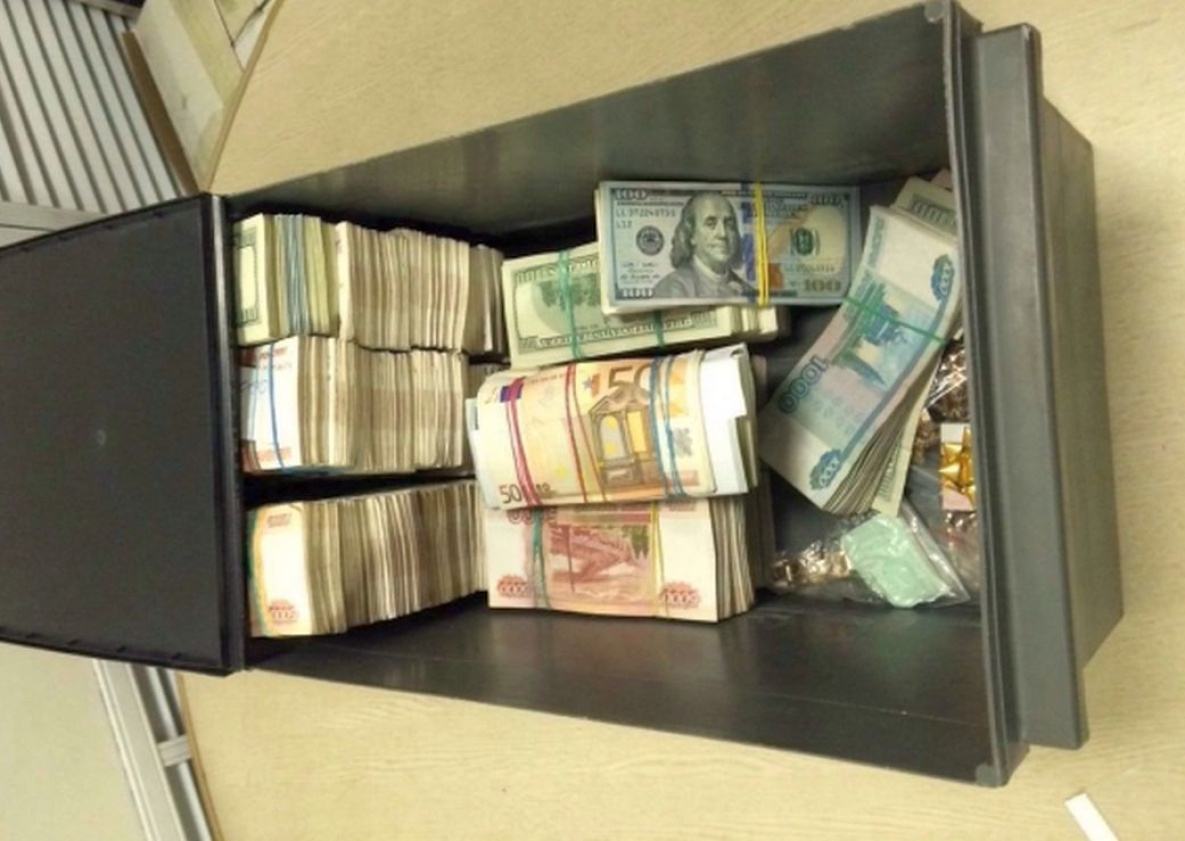 Следователя по делу «Дальспецстроя» осудили за кражу валюты у обвиняемых