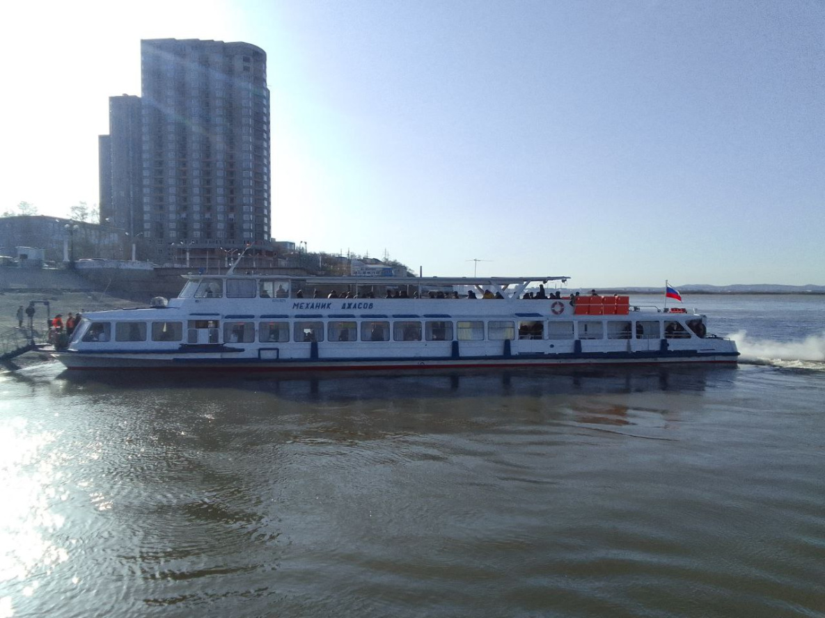 теплоход выходя из гавани дал гудок