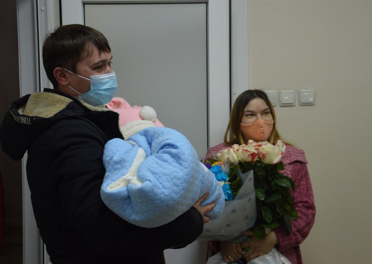 Родителям тройни в Хабаровске помогли купить дом 