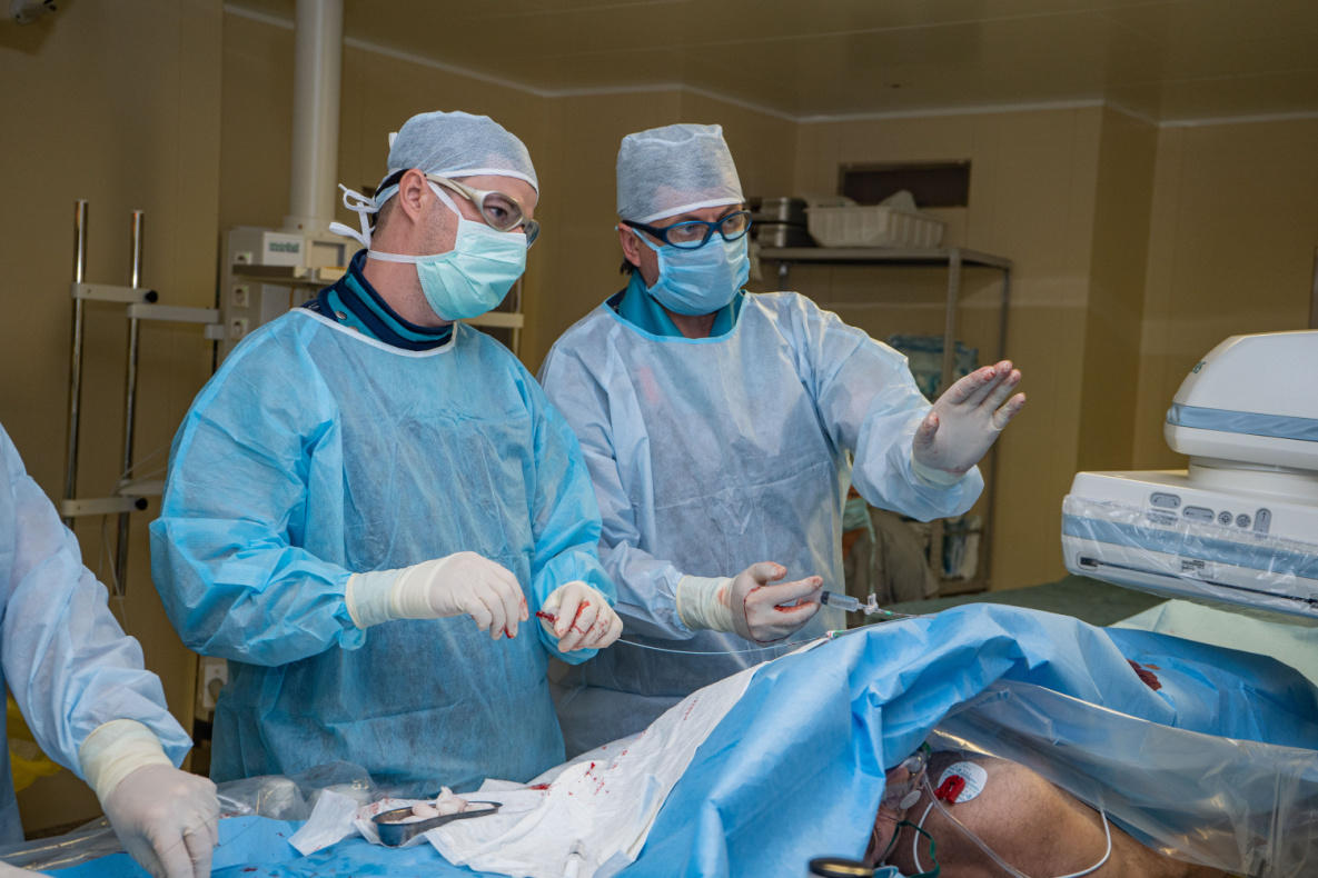 Кардиохирурги Хабаровска первыми в РФ имплантировали транскатетерный аортальный клапан