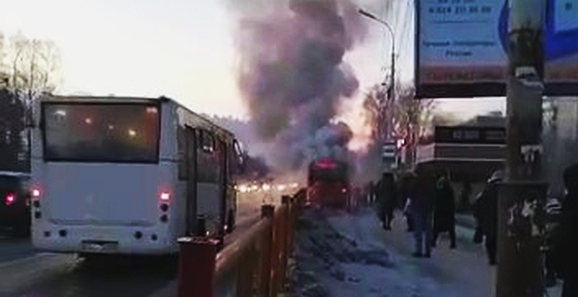 Рейсовый автобус с пассажирами загорелся в Хабаровске
