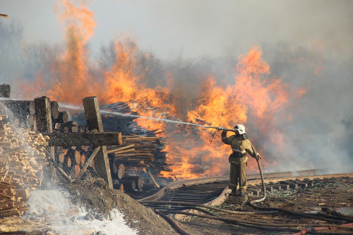 Тактика тушения пожаров на автомобильном транспорте. Пожар в зиме иркутской области. Тушение пожара на складе. Пожары на промышленных предприятиях. Тушение пожаров деревообрабатывающих предприятий.