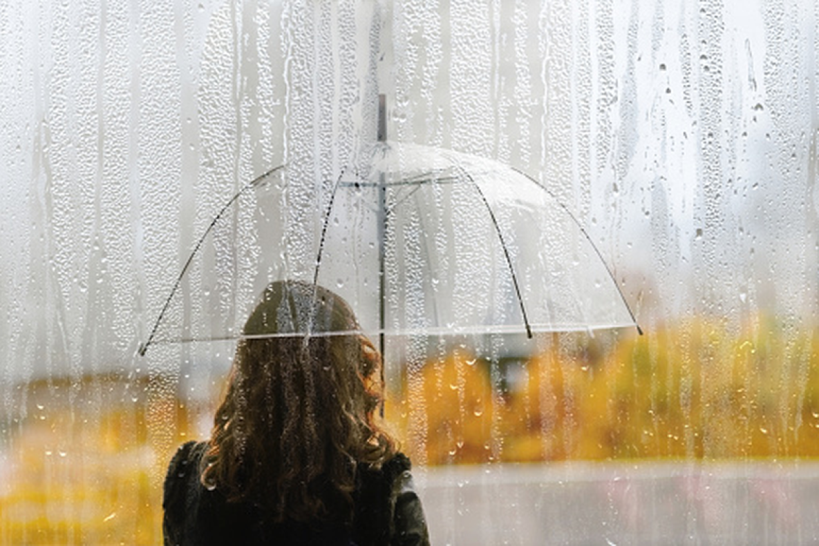 Нужен большой дождь. Девушка дождь. Девушка под дождем. Осень дождь девушка. Зонт под дождем.