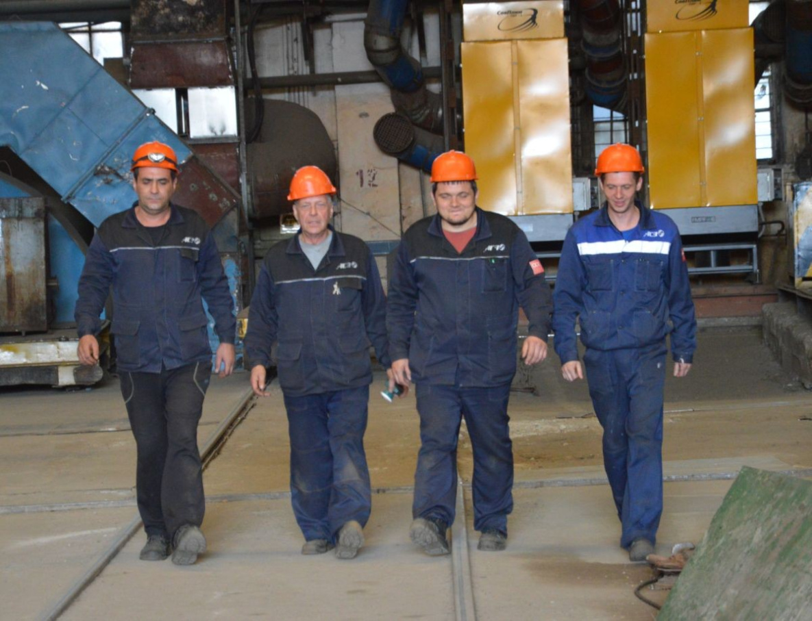 рабочие на стройке. корабел отдел кадров. рабочий поднял. кран с грузом. строительный кран и крановщик.