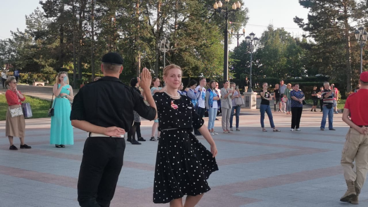 «Вальс фронтовой медсестры» закружил пары в Хабаровске 