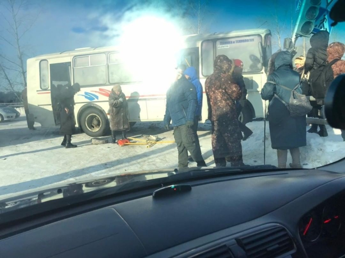 В Комсомольске-на-Амуре пассажирский автобус столкнулся с большегрузом